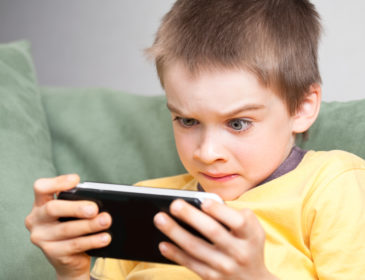 Manage screen time for kids health or Screen time can be dangerous for kids health