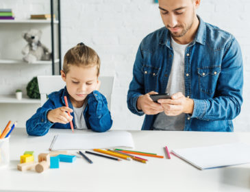 How Parents Tech Habits Affect Their Kids Behavior